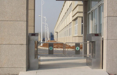 出入口機-【瑪仕圖】橋式斜角擺閘 型號:MST8008 推開自動復位防撞功能-出.